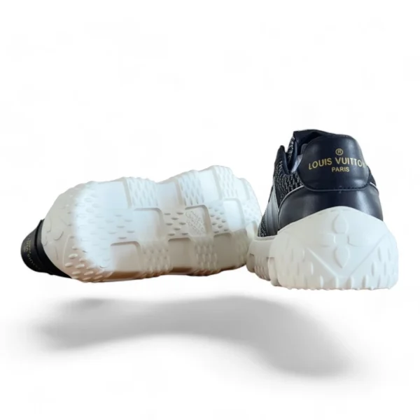 LOUIS VUITTON lv squad sneaker black and white