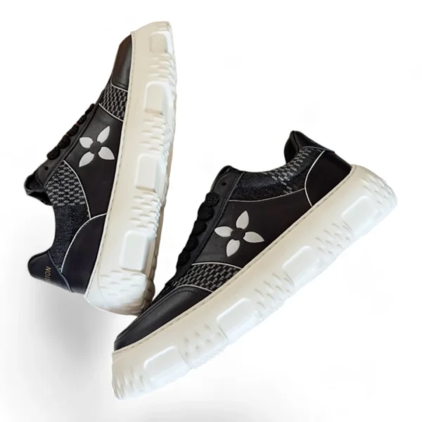 LOUIS VUITTON lv squad sneaker black and white