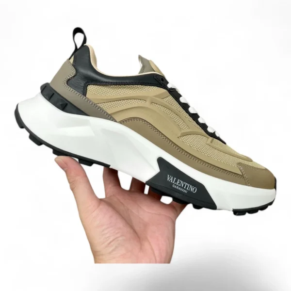 VALENTINO garavani climbers beige and black