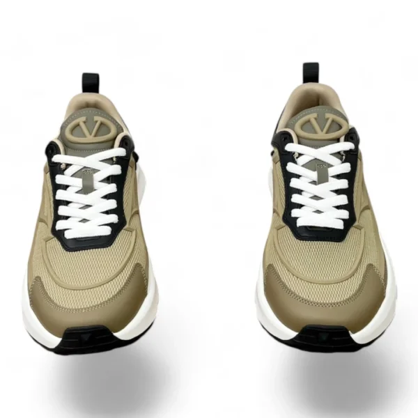 VALENTINO garavani climbers beige and black