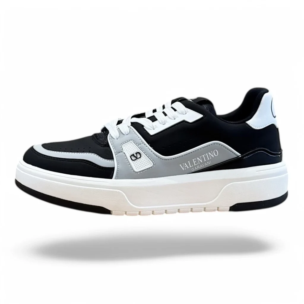 VALENTINO one stud black and white